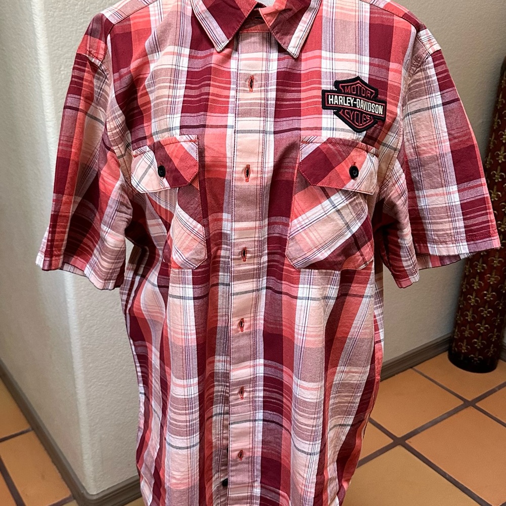 Men’s button down short sleeve Harley Davison shirt.  Size XL. Tags but removed.